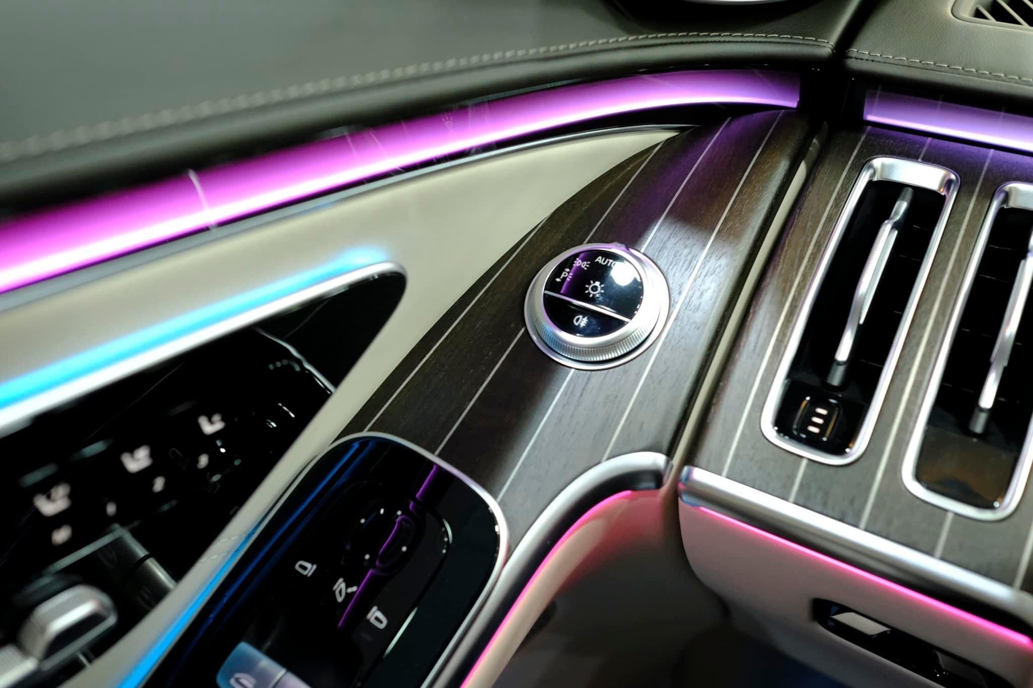 Tủ lạnh mini và hệ thống giải trí cao cấp ở khoang sau của Maybach S650, mang lại trải nghiệm thư giãn tối đa.