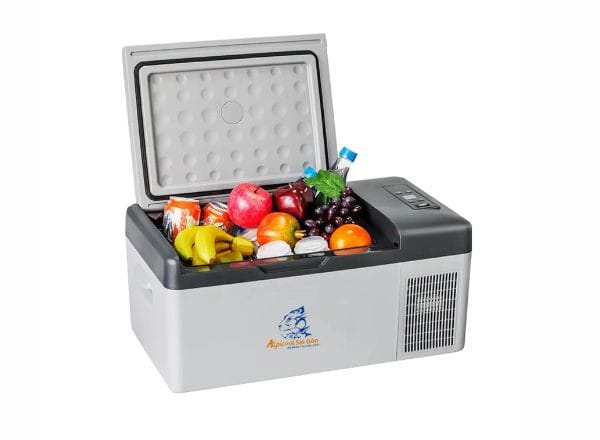 Tủ lạnh xe hơi Alpicool C15 màu đen, thiết kế nhỏ gọn với nắp đóng mở tiện lợi và màn hình hiển thị.