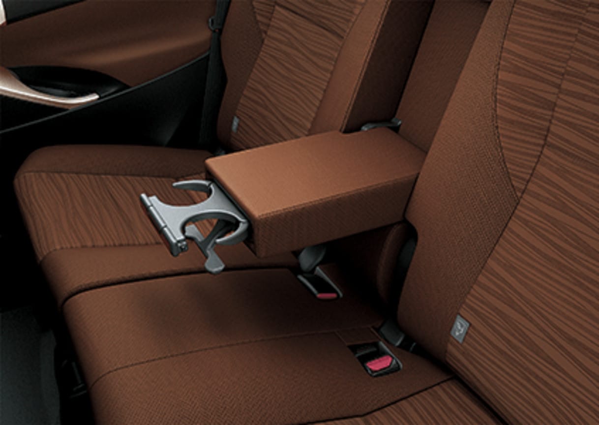 Tựa tay hàng ghế sau thoải mái trong khoang Toyota Innova