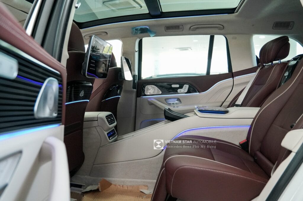 Tựa tay trung tâm tích hợp chức năng điều khiển trên GLS 480 Maybach
