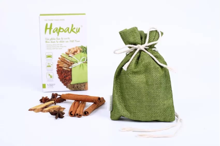 Túi thơm Hapaku chiết xuất từ thảo mộc thiên nhiên, an toàn và mang lại hương thơm dịu nhẹ, thư thái cho xe hơi.
