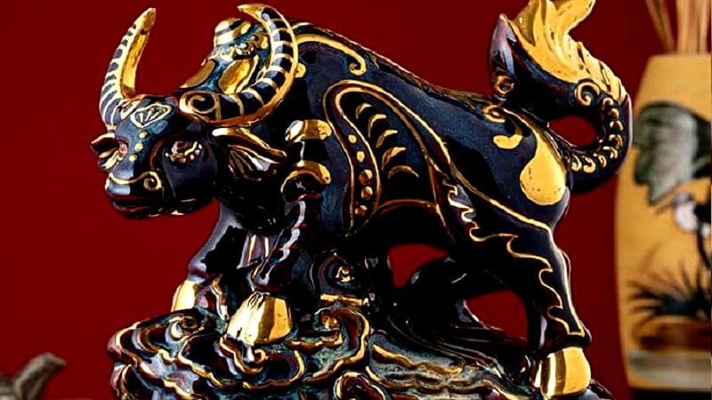 Tượng trâu bằng vàng kim loại, biểu tượng cho sự thịnh vượng và may mắn cho người sinh năm 1997