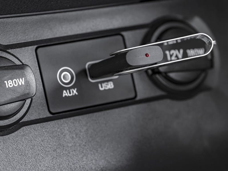 USB nhỏ gọn chuyên dùng để tải nhạc và phát trên hệ thống giải trí ô tô.