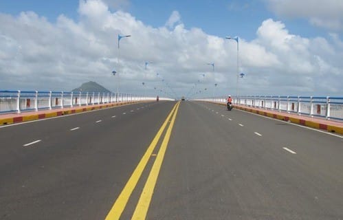 Vạch kẻ đường 1.3 - vạch đôi nét liền màu vàng, nghiêm cấm mọi hành vi lấn làn, đè vạch ô tô từ cả hai phía