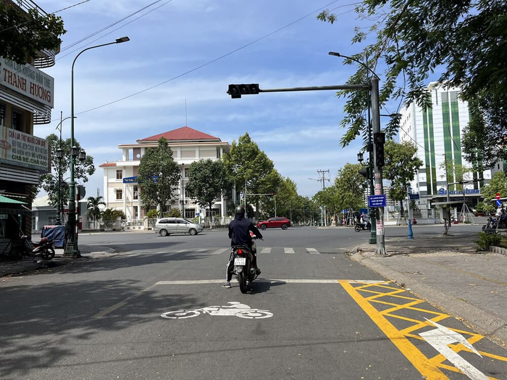 Vạch kẻ đường mắt võng màu vàng báo hiệu cấm dừng xe để tránh ùn tắc giao thông