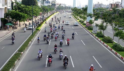 Vạch kẻ đường màu trắng nét đứt cho phép chuyển làn an toàn