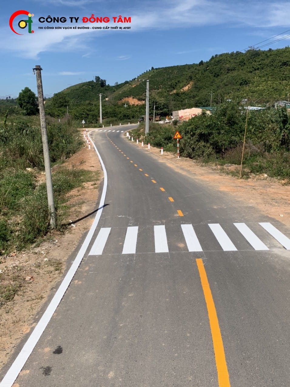 vạch kẻ đường màu vàng nét đứt