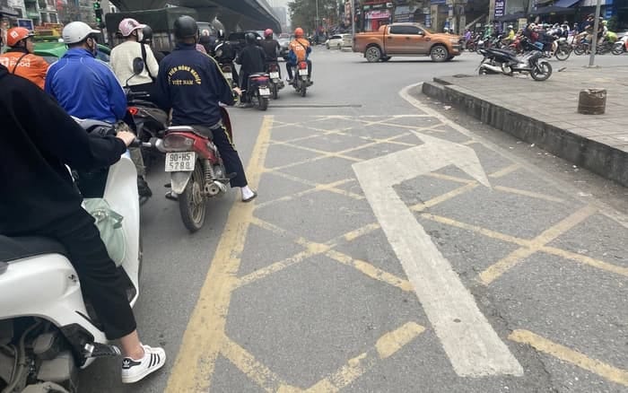 Vạch mắt võng cho phép rẽ phải tại giao lộ
