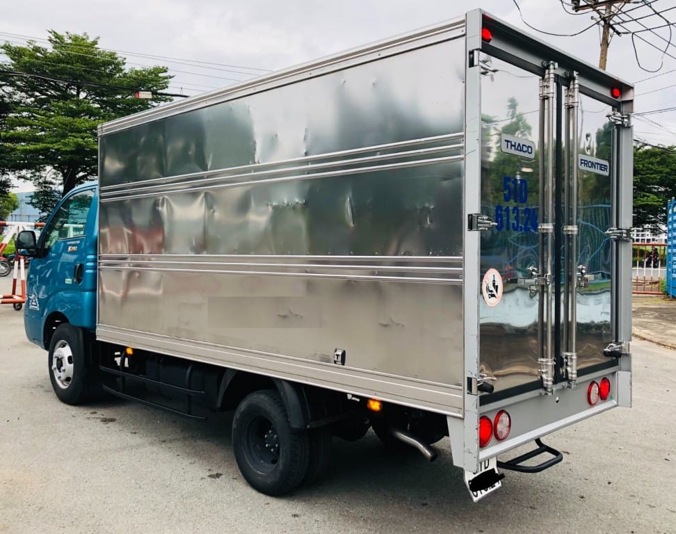 Vách ngoài thùng kín xe KIA K250 cũ làm bằng inox bền bỉ