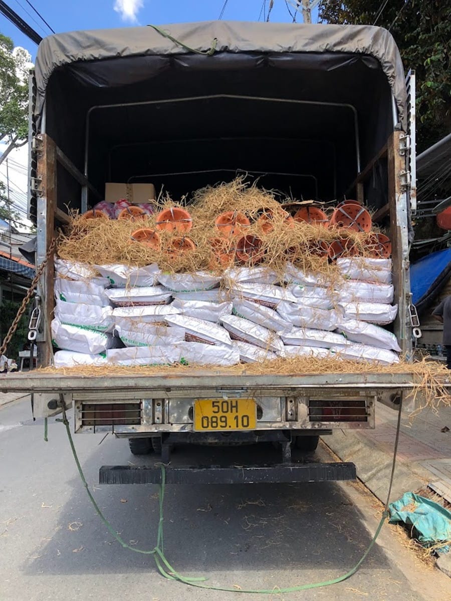 Vận chuyển phân bón và chậu cây về quê bằng xe tải lớn