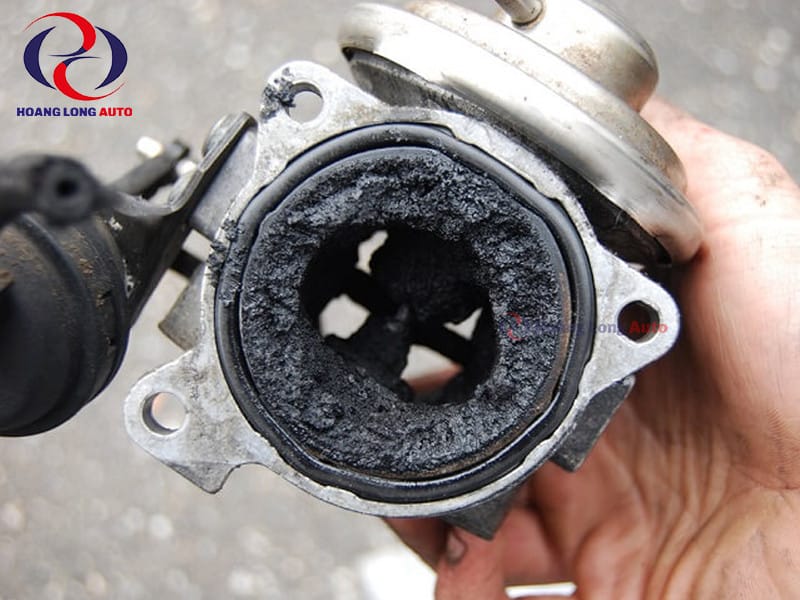 van EGR bị đóng cặn carbon gây tắc nghẽn