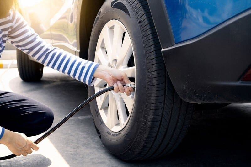 Van lốp xe hơi và nắp đậy, lưu ý khi bơm lốp xe 7 chỗ