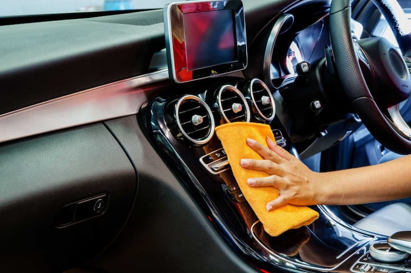 Vệ sinh bảng điều khiển trung tâm xe hơi bằng khăn mềm