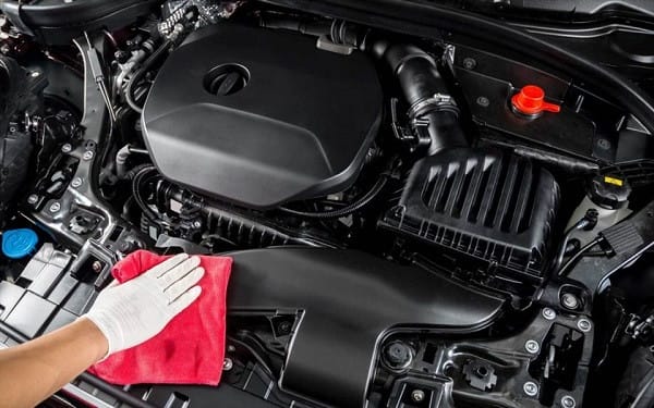 Vệ sinh khoang máy ô tô định kỳ giúp tăng tuổi thọ ắc quy và động cơ