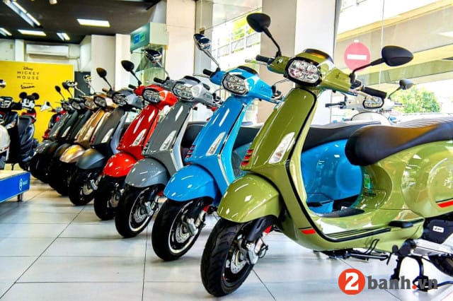 Vespa Sprint 2025 màu vàng cam nổi bật, thiết kế cổ điển và sang trọng