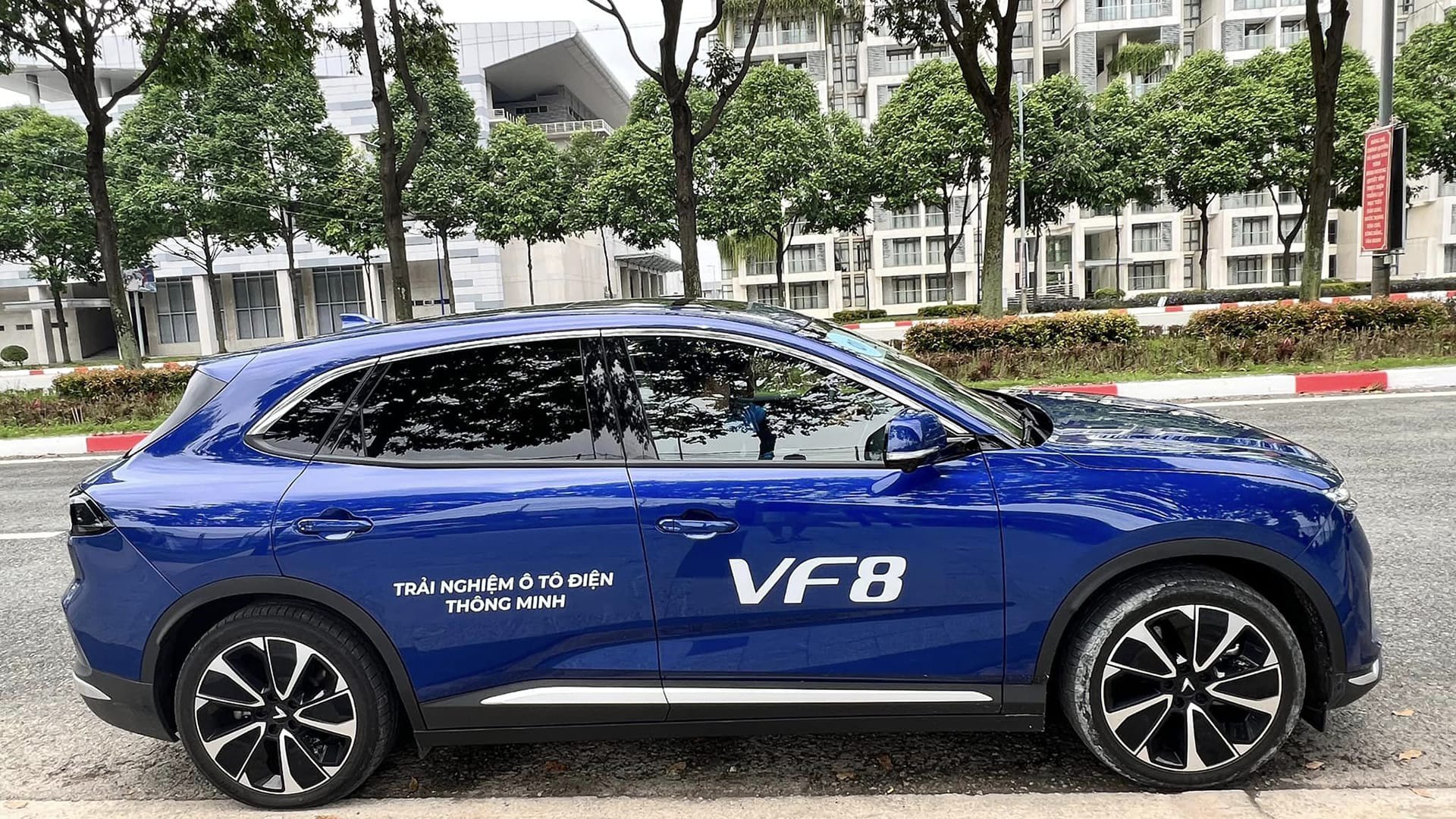VF8 là mẫu xe SUV điện đang di chuyển trên đường với thiết kế hiện đại.