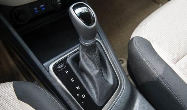 Vị trí các ký hiệu P và N trên hộp số của xe ô tô tự động