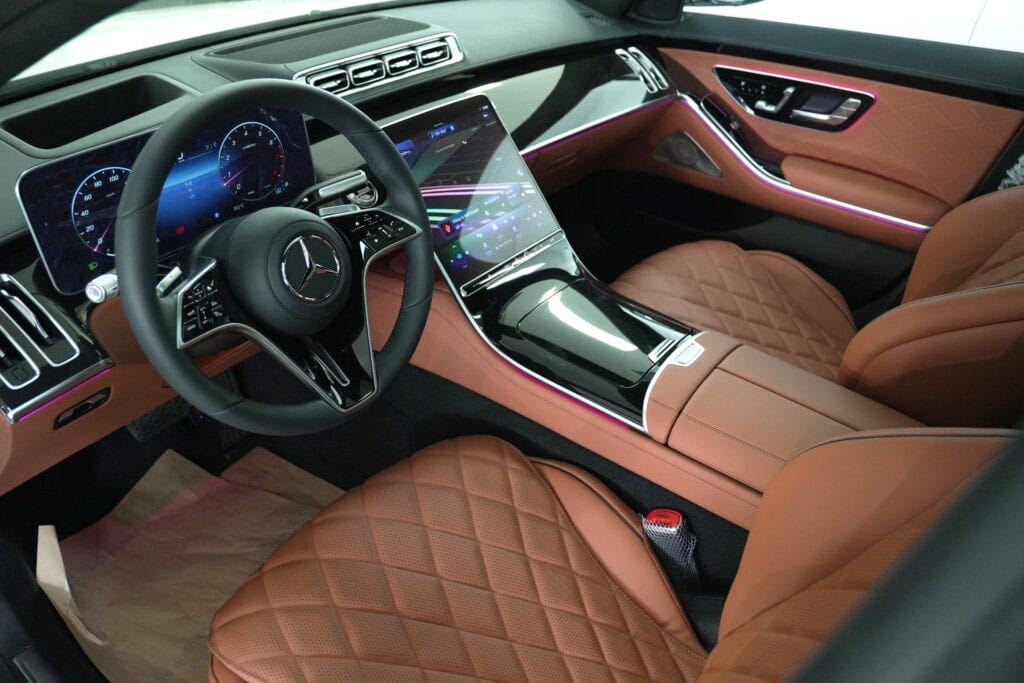 Vị trí cầm lái Mercedes S450 Luxury với vô lăng đa chức năng bọc da Nappa và màn hình kỹ thuật số.