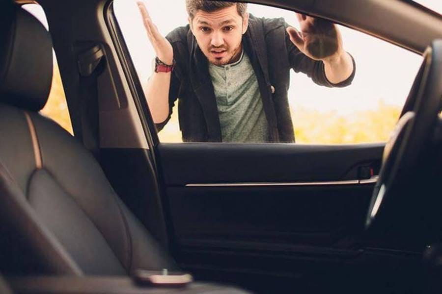 Vị trí chốt khóa cửa xe ô tô khi nhìn từ bên ngoài