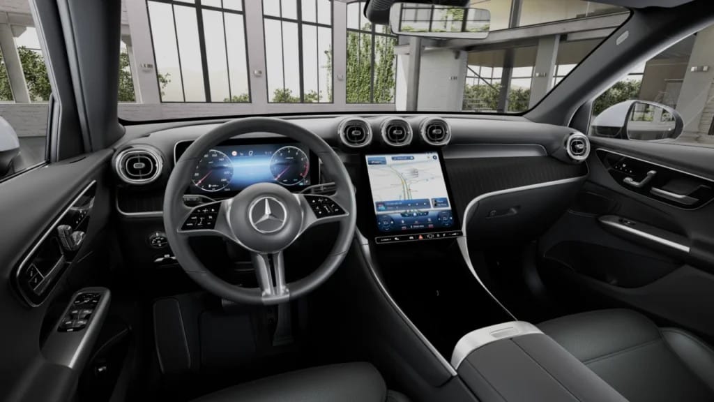 Vị trí lái Mercedes GLC 200 4Matic với vô lăng và màn hình hiện đại