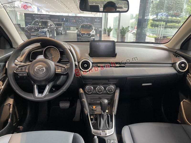 Vị trí người lái và vô lăng Mazda 2 với lẫy chuyển số