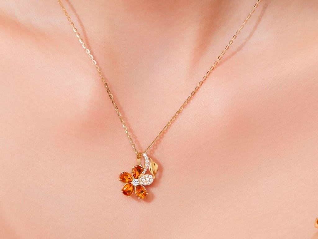 Viên đá Citrine màu vàng rực rỡ, tượng trưng cho sự lạc quan và năng lượng