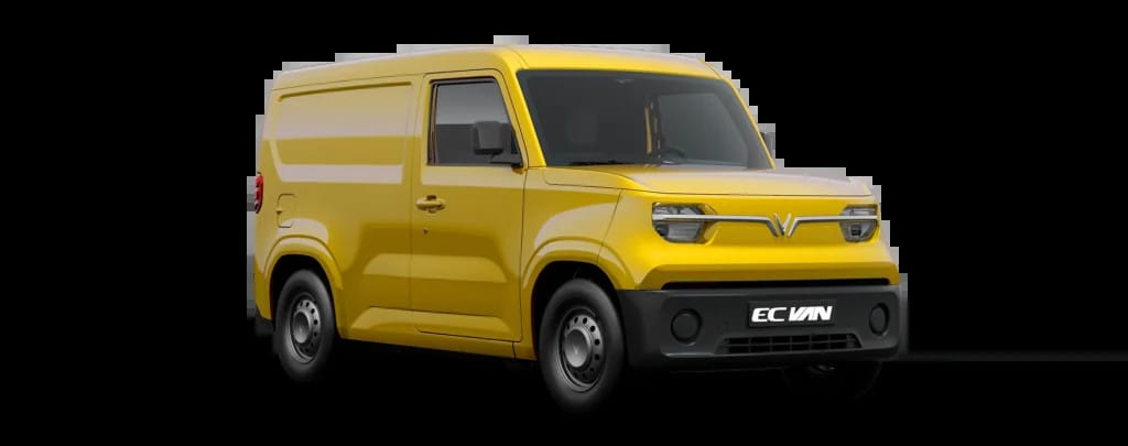 VinFast EC Van màu vàng di chuyển trên đường phố đông đúc, minh họa khả năng linh hoạt và giá xe điện VinFast cạnh tranh cho vận chuyển đô thị.