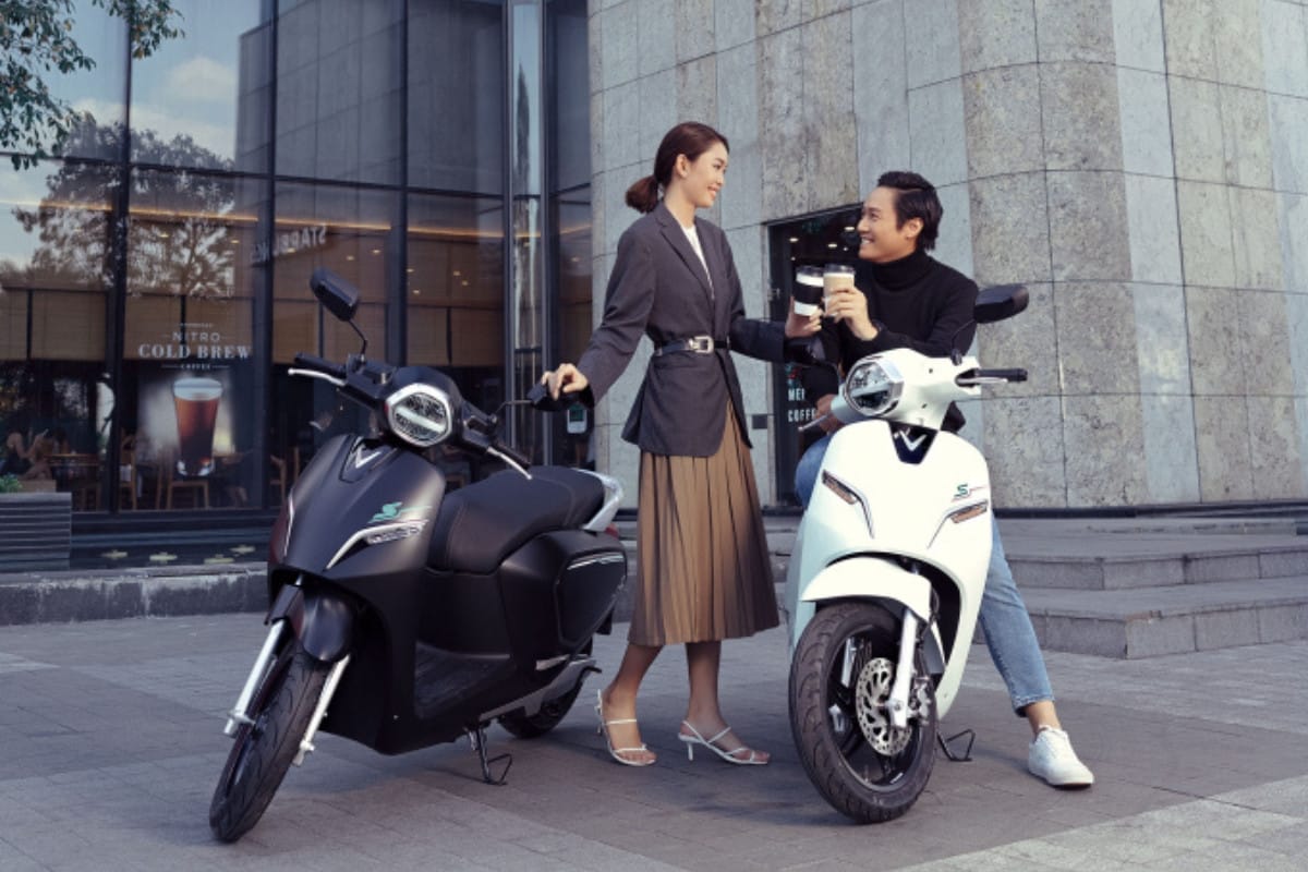 VinFast Klara S với thiết kế thanh lịch, màu trắng tinh khôi, đặt trong showroom