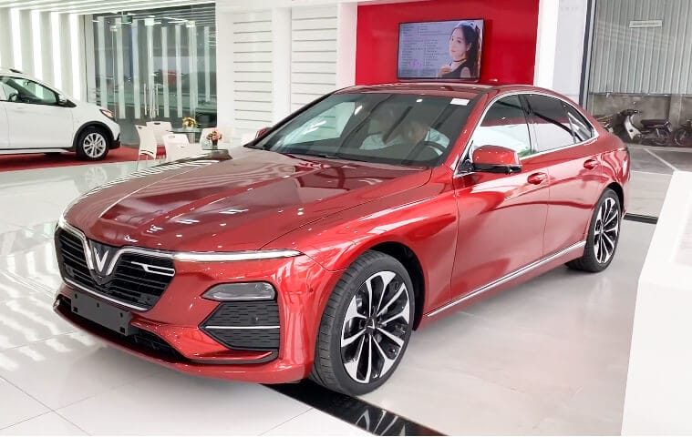 VinFast Lux A màu cam nổi bật với tổng thể kích thước hài hòa