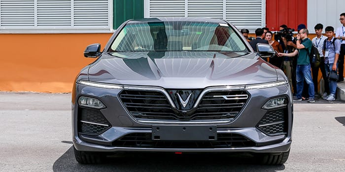 VinFast Lux A2.0 màu đen trên đường phố, thể hiện chiều dài tổng thể Lux A