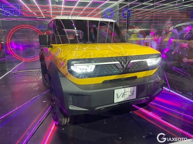 VinFast VF 3 màu cam đỗ trên vỉa hè