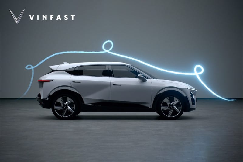 VinFast VF 7 màu trắng di chuyển trên đường, minh họa thiết kế hiện đại và công nghệ SUV điện.