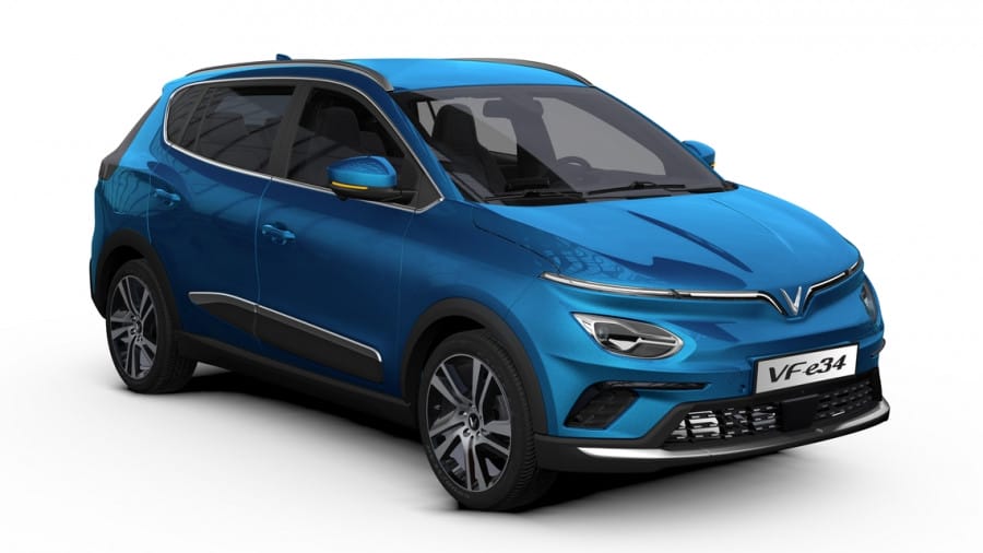 VinFast VF e34 màu trắng đang di chuyển trên đường
