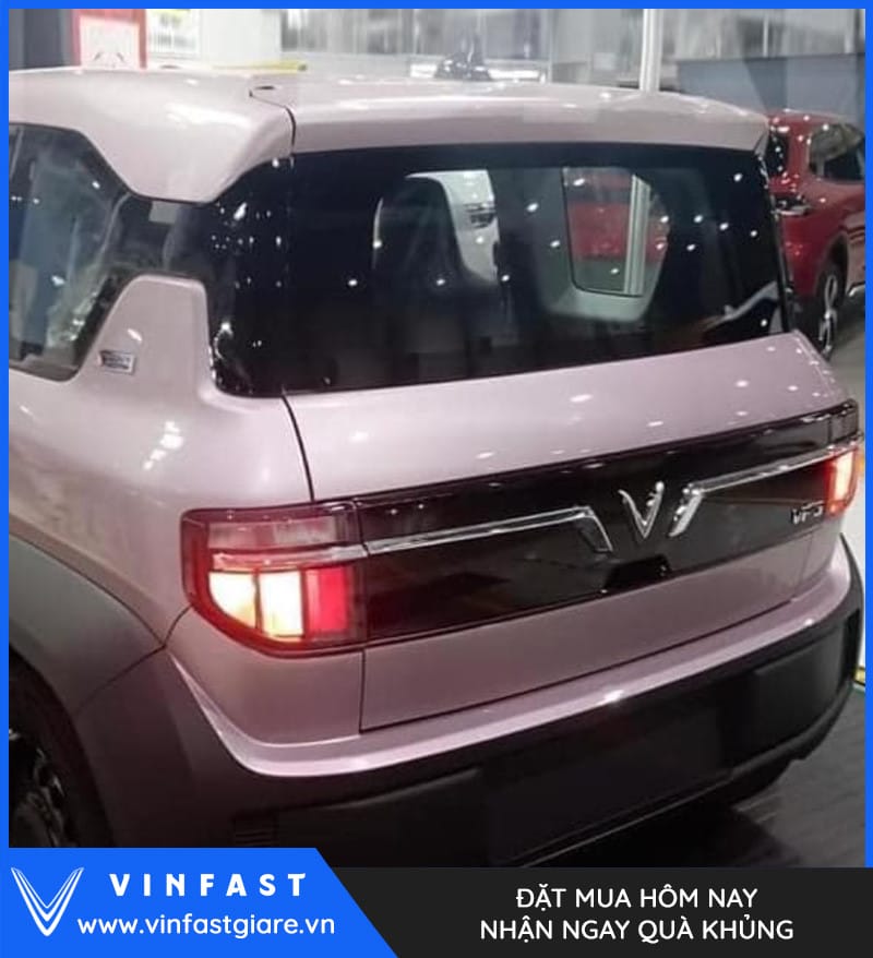VinFast VF3 màu hồng đang sạc nhanh tại trạm sạc