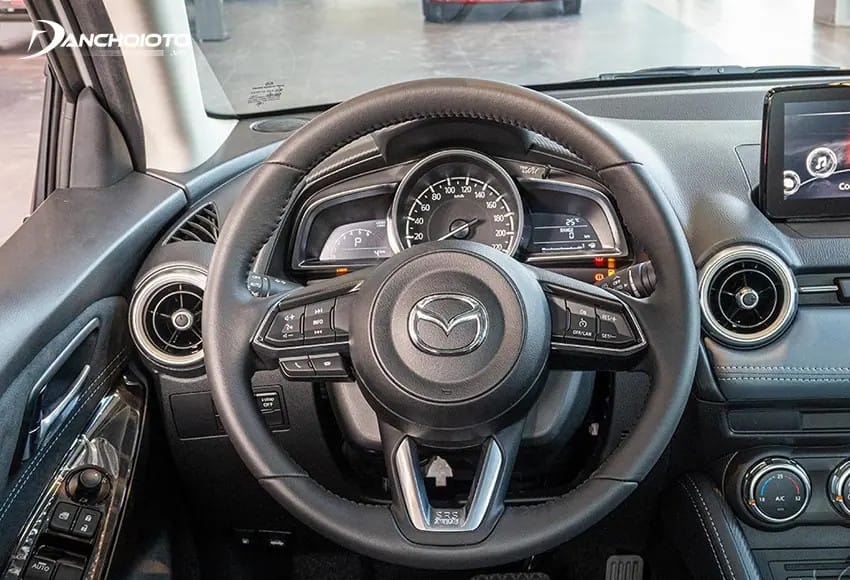 Vô lăng 3 chấu bọc da tích hợp nhiều chức năng trên Mazda 2