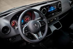 Vô lăng 3 chấu bọc da tích hợp phím điều khiển cảm ứng trên xe Mercedes Sprinter mới