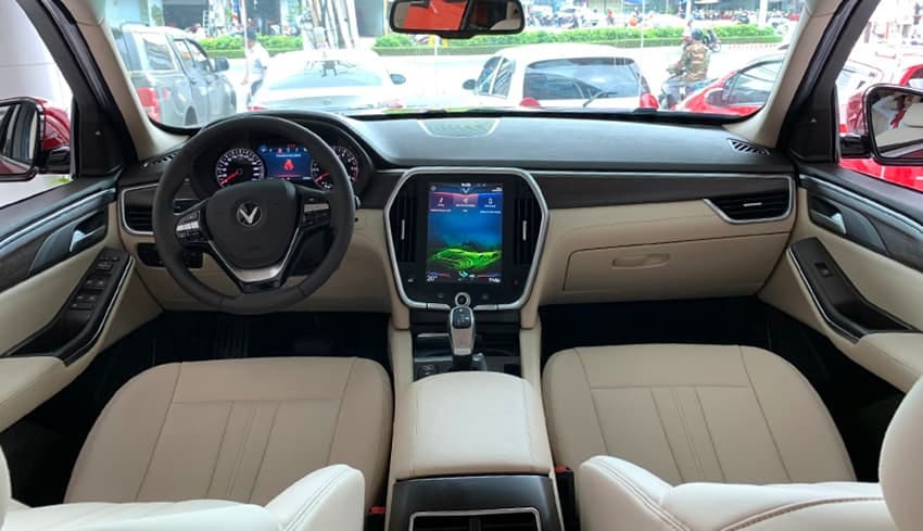 Vô lăng 3 chấu bọc da và màn hình cảm ứng 10.4 inch của Vinfast Lux SA 2.0