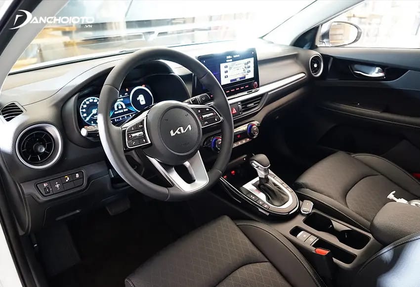 Vô lăng 3 chấu thể thao của Kia K3 với logo mới, tích hợp nhiều phím chức năng.