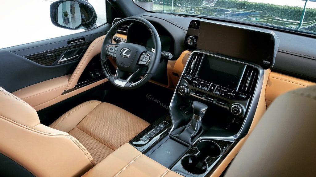 Vô lăng bọc da ốp gỗ cao cấp của Lexus LX600 7 chỗ, tích hợp nhiều nút điều khiển tiện lợi.
