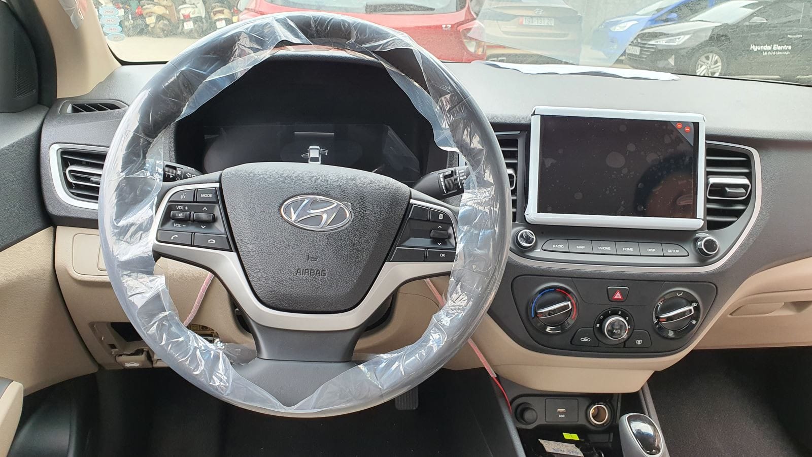 Vô lăng bọc da tích hợp điều khiển trên Hyundai Accent 2022 AT tiêu chuẩn