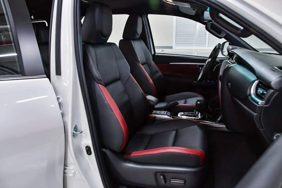 Vô lăng bọc da và màn hình giải trí trung tâm 9 inch trên Fortuner Legender 2.4AT 4x2.