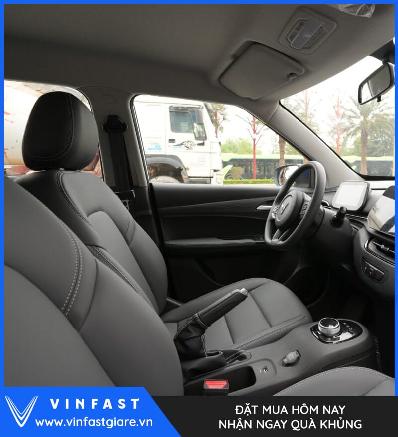 Vô lăng D-cut thể thao và màn hình cảm ứng trung tâm 8 inch của VF5 Plus