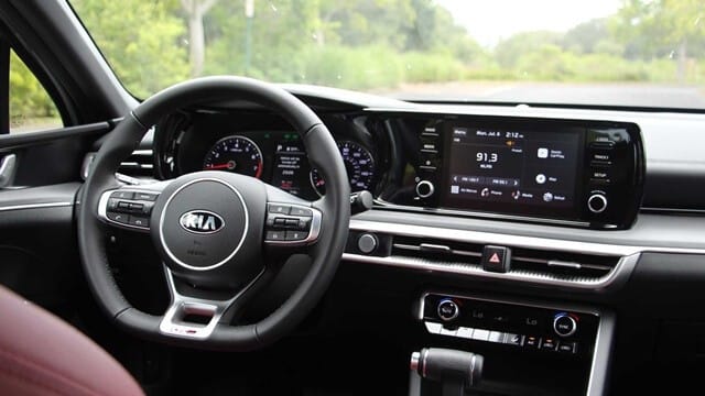 Vô lăng D-cut thể thao và màn hình giải trí trung tâm 10.25 inch của Kia K5