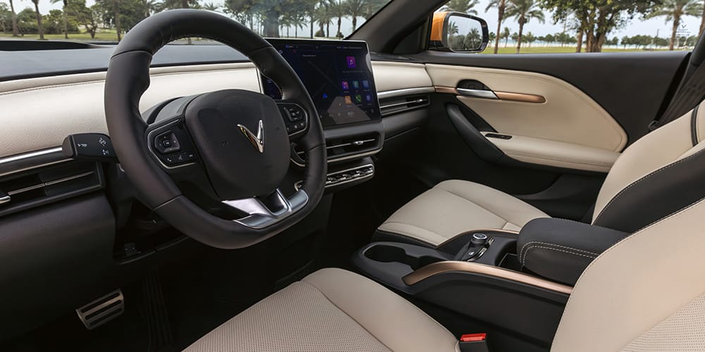 Vô lăng D-cut và màn hình HUD của VinFast VF6