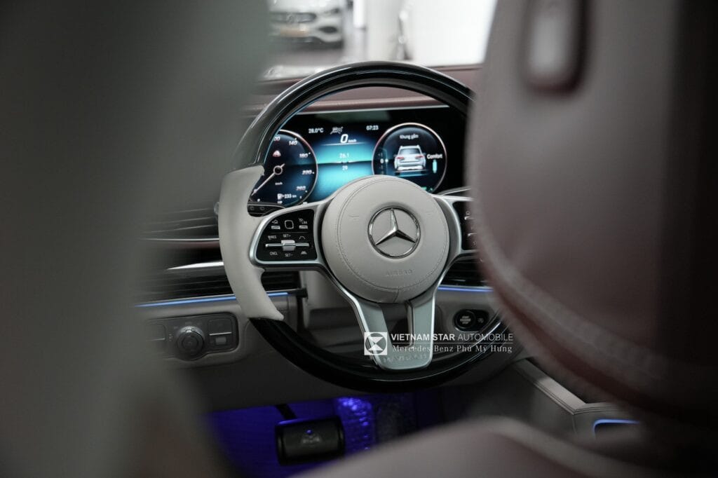 Vô lăng đa chức năng bọc da Nappa của Maybach GLS 480 với logo Maybach