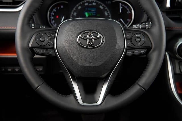 Vô lăng hiện đại tích hợp nhiều nút điều khiển trên Toyota RAV4