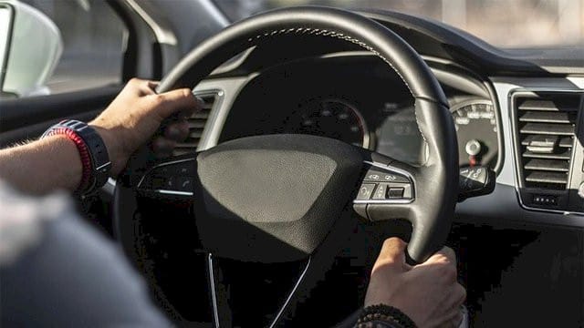 Vô lăng ô tô trả lái chậm ảnh hưởng trải nghiệm lái