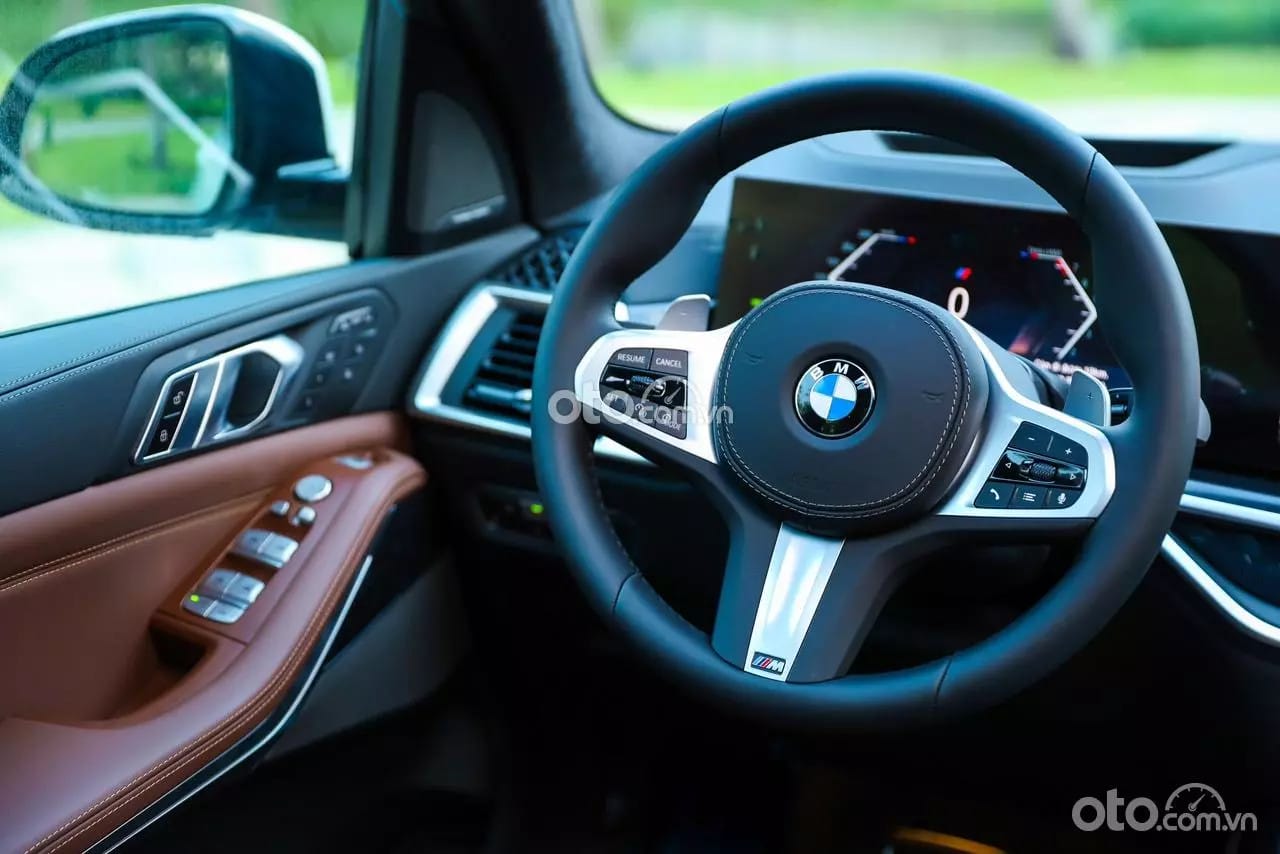 Vô-lăng thể thao M bọc da của BMW X7, mang lại trải nghiệm lái đẳng cấp cho người dùng.