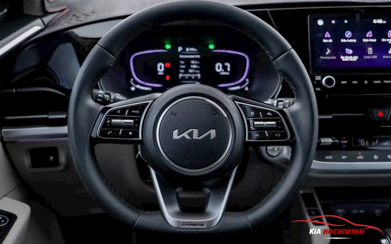 Vô lăng trên Kia Carens 2025 là dạng 3 chấu bọc da