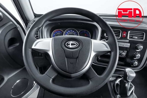 Vô lăng và bảng điều khiển của một chiếc xe tải, thể hiện hệ thống lái điện tử hiện đại